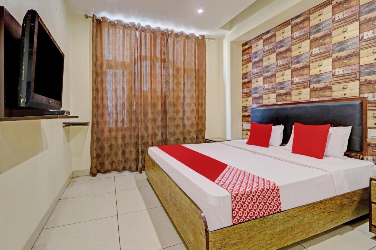 Oyo 74073 Hotel Abhishek Лудяна Екстериор снимка