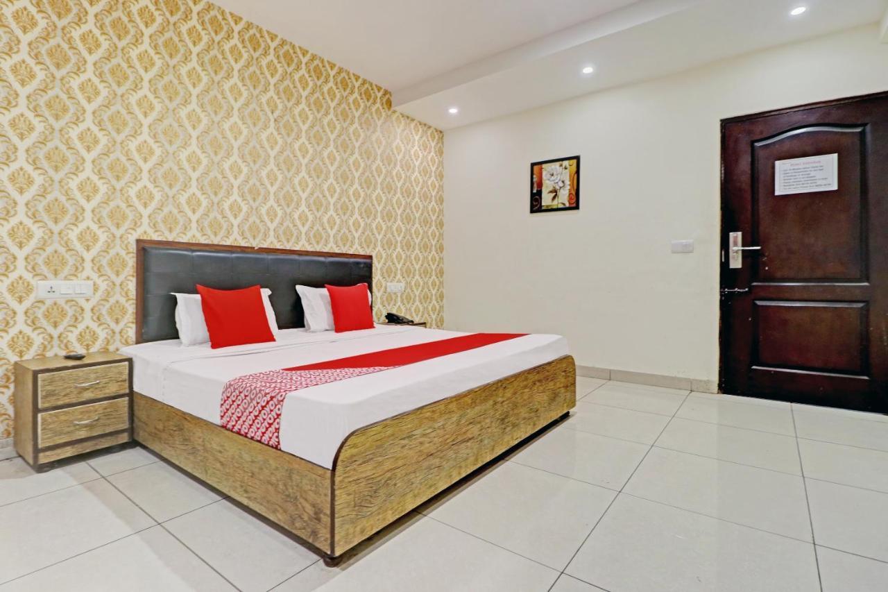 Oyo 74073 Hotel Abhishek Лудяна Екстериор снимка