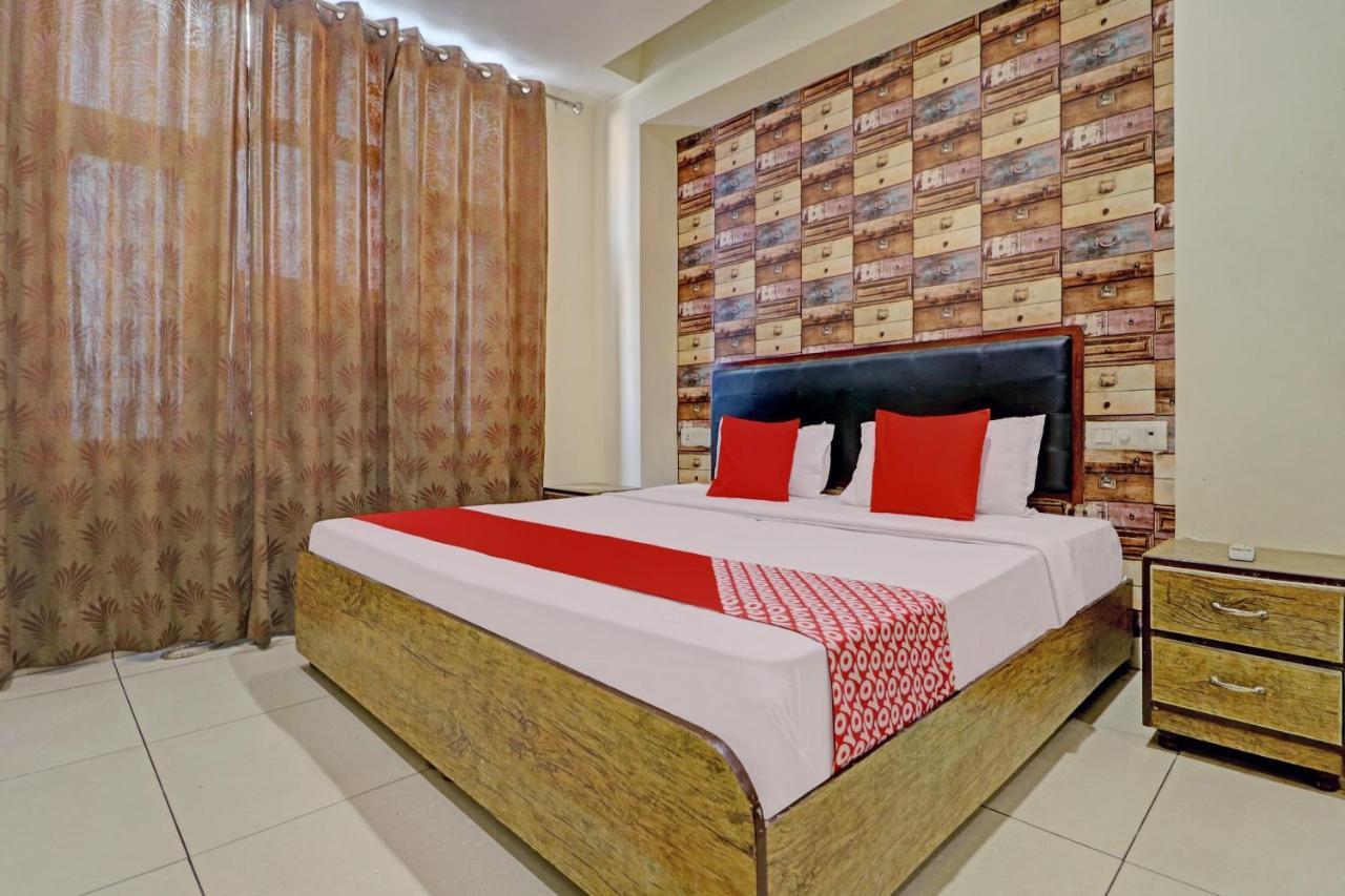 Oyo 74073 Hotel Abhishek Лудяна Екстериор снимка