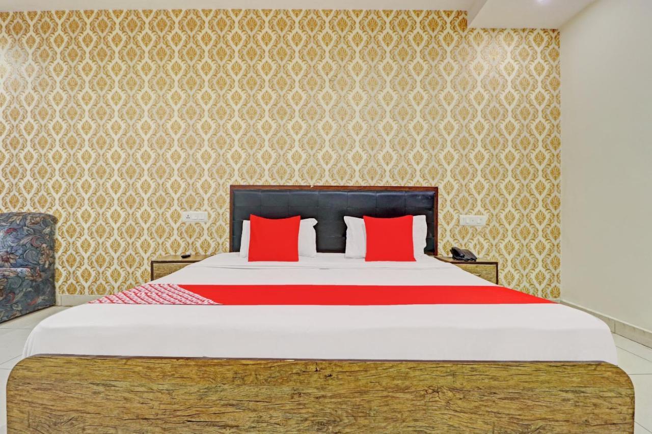 Oyo 74073 Hotel Abhishek Лудяна Екстериор снимка