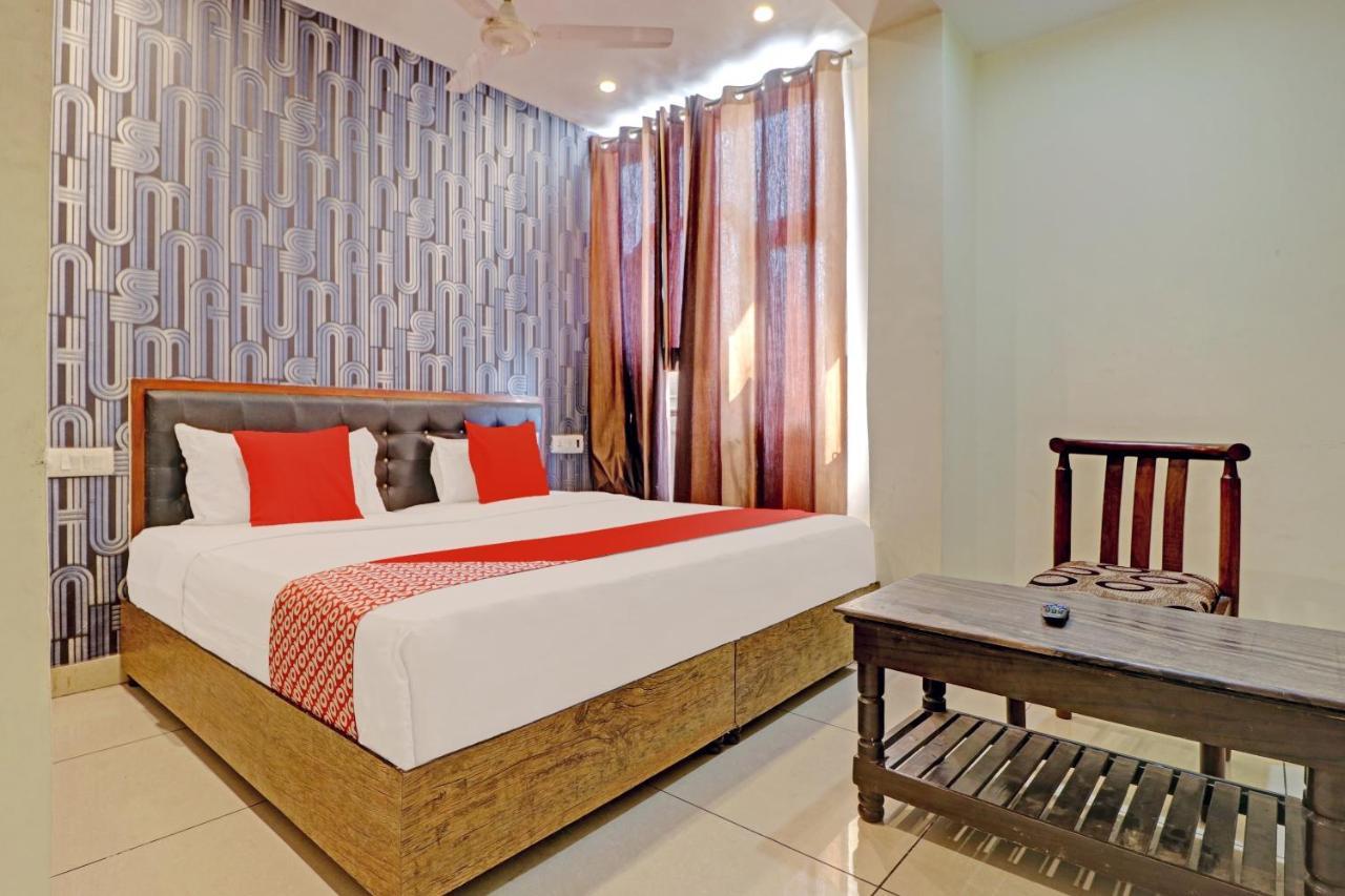 Oyo 74073 Hotel Abhishek Лудяна Екстериор снимка