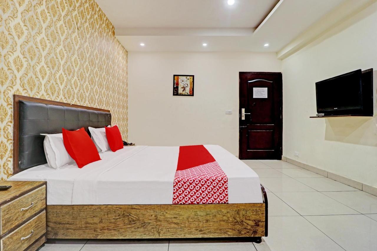 Oyo 74073 Hotel Abhishek Лудяна Екстериор снимка