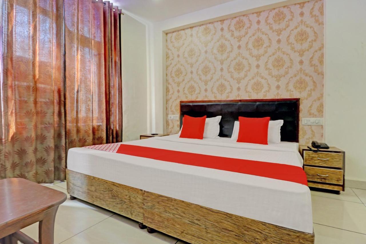 Oyo 74073 Hotel Abhishek Лудяна Екстериор снимка