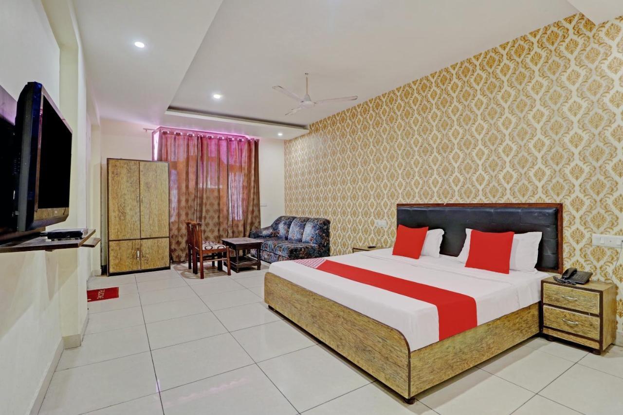 Oyo 74073 Hotel Abhishek Лудяна Екстериор снимка