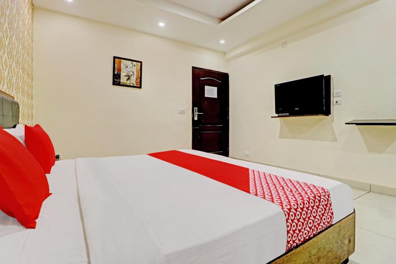 Oyo 74073 Hotel Abhishek Лудяна Екстериор снимка